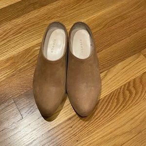 Nisolo clogs in beige leather